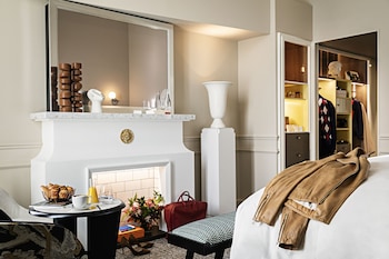 Suite, 1 Queen Bed (Desk,Blvd. and Scribe St. View, Opera)
