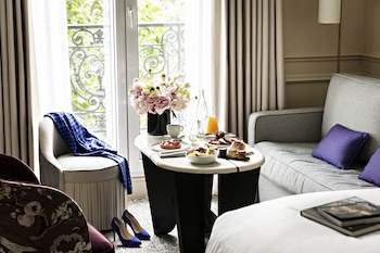 Junior Suite, 1 King Bed, Courtyard View (or Scribe St. View, Lounge Area)