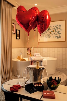 Signature Suite, 1 Queen Bed, Bathtub (Honeymoon)
