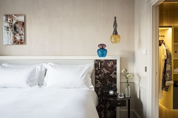Junior Suite, 1 King Bed, Courtyard View (or Scribe St. View, Premium)