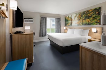 Room, 1 King Bed, Mobility Accessible, Non Smoking (Bathtub w/ Grab Bars)
