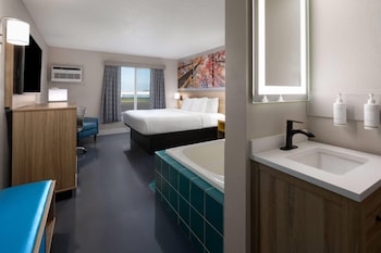 Suite, 1 King Bed, Non Smoking