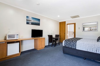 Room, 1 King Bed, Non Smoking, Jetted Tub