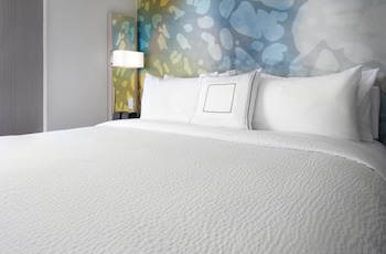 Room, 1 King Bed (Mobility/Hearing Accessible, Tub)