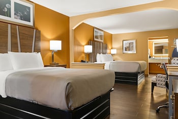 Suite, 1 King Bed, Smoking