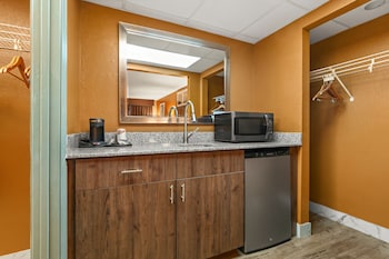 Suite, 1 King Bed, Non Smoking, Jetted Tub