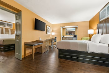 Suite, 1 King Bed, Non Smoking (Living Room)