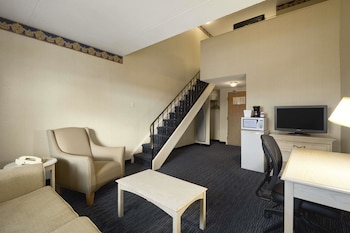 Loft, 1 Queen Bed, Non Smoking (One-Bedroom Loft Suite)