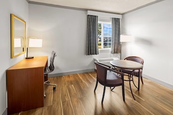 Standard Room, 1 King Bed
