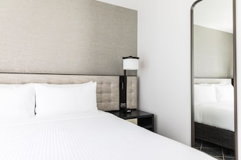 Room, 1 King Bed, Darling Harbor View (Tower)