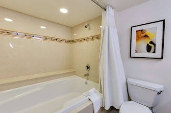 Coastal View Two Queen Beds Double Balcony