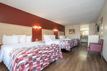 Deluxe Room, Non Smoking (3 Queen Beds, First Floor)
