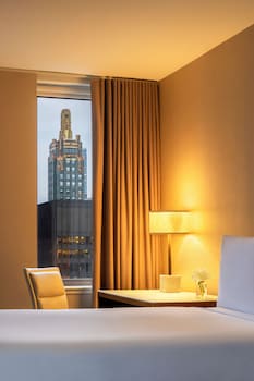 Fairmont, Room, 2 Double Beds, Shower Grab Bars