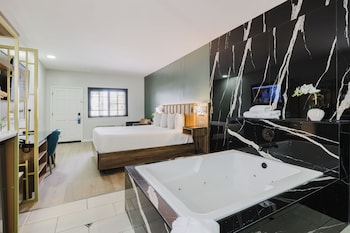 Standard Room, 1 King Bed, Non Smoking, Jetted Tub (Walk-in Shower)