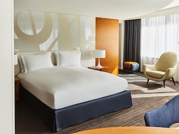 Junior Suite, 1 King Bed (Large Work Space)