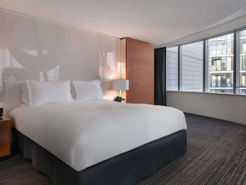Junior Suite, 1 King Bed (Large Work Space)