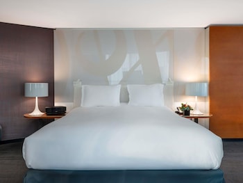 Junior Suite, 1 King Bed (Large Work Space)