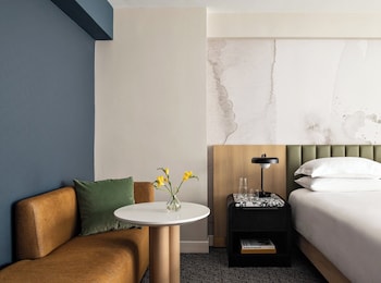 Premium Room, 1 King Bed, Corner