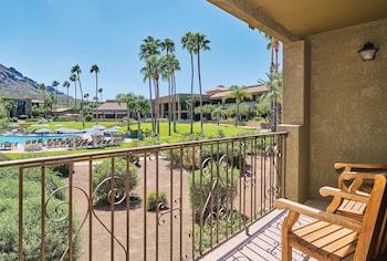 Room, 1 Queen Bed, Accessible, Pool View (Bathtub)