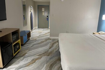 Room, 1 King Bed, Accessible, Non Smoking (Mobility)
