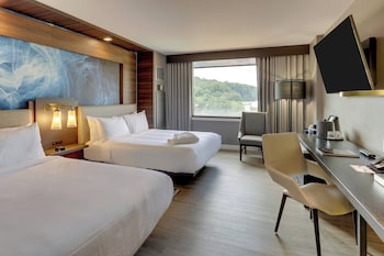 Club Room, 2 Queen Beds, Non Smoking