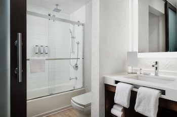 Deluxe Room, Multiple Beds (Hearing Accessible)