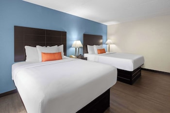 Room, 2 Queen Beds, Non Smoking, Poolside (Pet-Friendly)