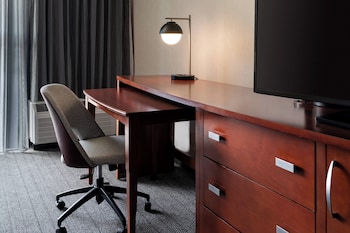 Room, 1 King Bed (Mobility/Hearing Access, Roll-In Shwr)