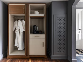 Premium Room, 1 King Bed, Accessible (Shower)
