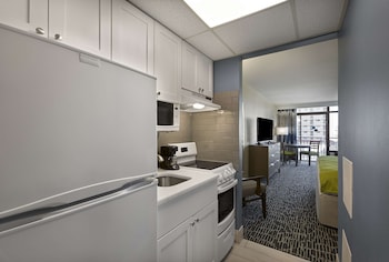 Standard Room, 1 King Bed, Balcony, Partial Ocean View