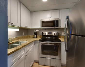 Suite, 1 Queen Bed, Kitchen, Partial Ocean View (Living Room, Full Kitchen)