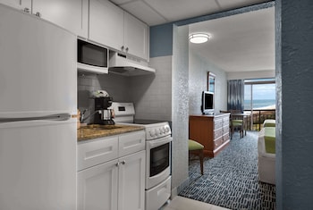 Standard Room, 2 Queen Beds, Balcony, Partial Ocean View
