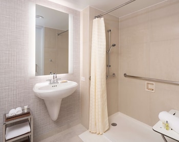 Room, 1 Queen Bed, Accessible (Mobility, Shower)