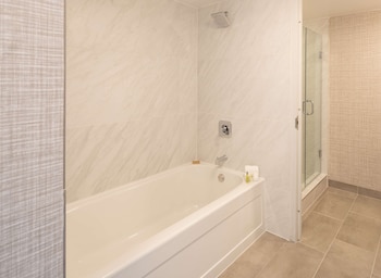 Suite, 1 King Bed (2 Room)