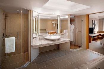 Executive Park Suite, Club lounge access, 1 Bedroom Suite, 1 King, Partial sea view, Corner room