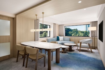 Executive Park Suite, Club lounge access, 1 Bedroom Suite, 1 King, Partial sea view, Corner room