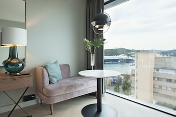Business Room, Harbor View (Class)