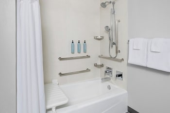 Room, 2 Queen Beds (Mobility/Hearing Accessible, Tub)