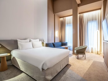 Deluxe Suite 1 Queen Bed, 2 Bunk Beds