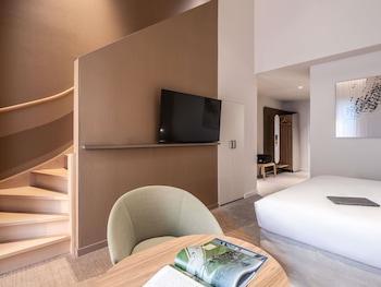 Deluxe Suite 1 Queen Bed, 2 Bunk Beds
