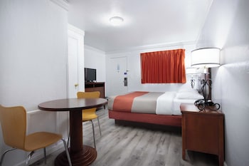 Deluxe Room, 1 Queen Bed, Non Smoking, Refrigerator & Microwave