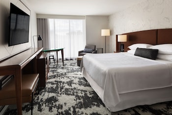 Club Room, 1 King Bed, City View