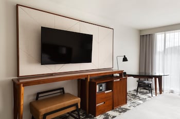 Club Room, 1 King Bed, City View