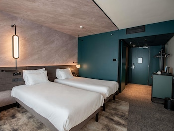 Superior Room (2 single beds and sofa)