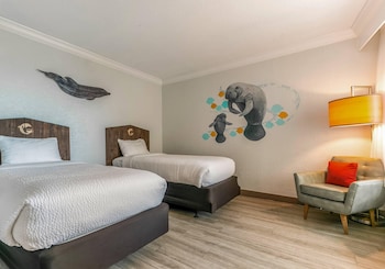 2 Queen Beds & 2 Twin Beds,  Family Suite, Partial Ocean View, Accessible, No Smoking
