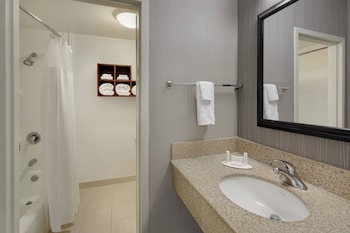 Basic Room, 2 Queen Beds (Mobility/Hearing Access, Roll-In Shwr)