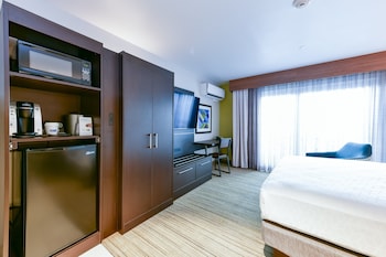 Standard Room, 1 King Bed, Bay View