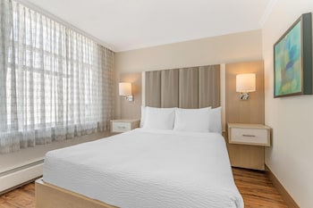 Junior Suite, 1 Queen Bed, Non Smoking, Refrigerator (with Sofabed)