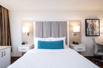 Junior Suite, 1 Queen Bed, Non Smoking, Refrigerator (with Sofabed)