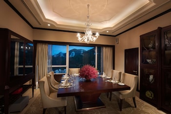 King Bed Chairman Suite